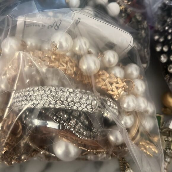 1 LB JEWELRY lots gold silver pearls rhinestone! Mostly wearable. - Picture 1 of 6